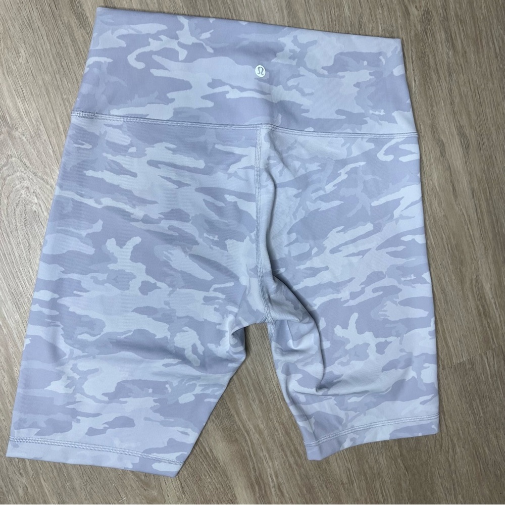 Lululemon Wunder Under High-Rise Camo Biker Shorts Gray Size 12 - Picture 4 of 6